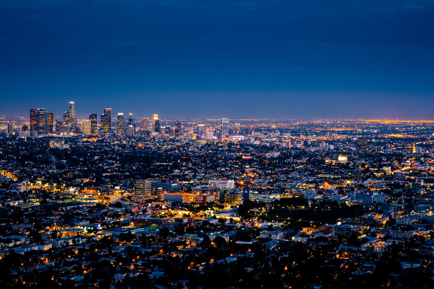 Skyline de un distrito financiero al anochecer con las luces de la ciudad encendidas
