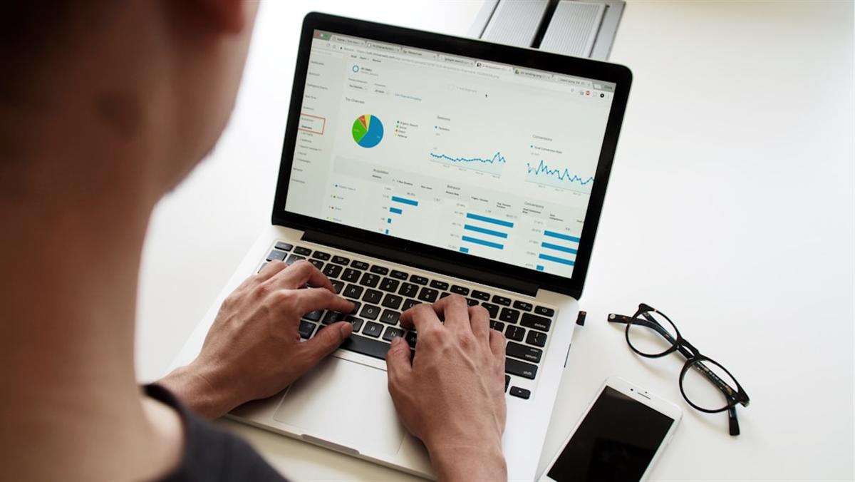 Persona analizando las metricas de un sitio web en una laptop
