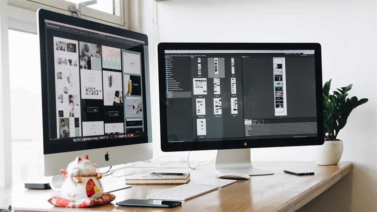 Pantalla de computadora con el diseno de un sitio web