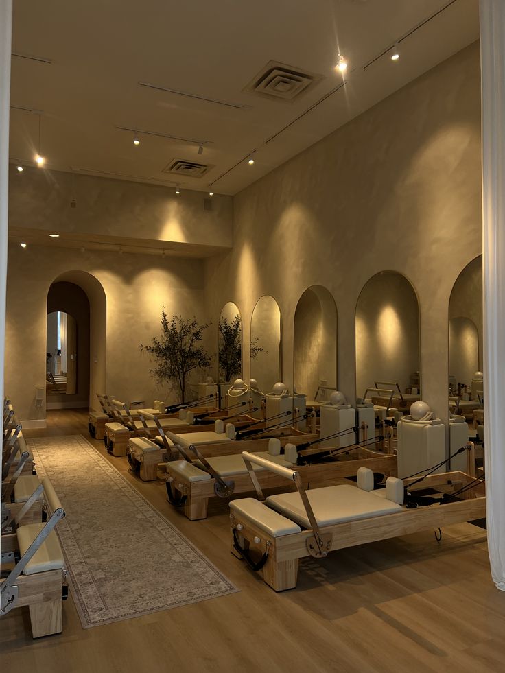 Sala de Núcleo con camas reformer y arcos iluminados
